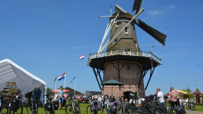 Beeld van de molen met grote getalen fietsen ervoor
