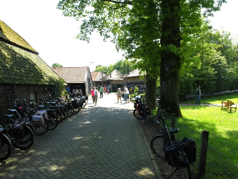 Beeld van een van de stops, de boerderij tijdens de fietstocht. 