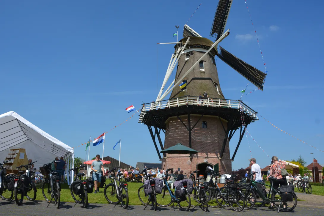 Beeld van de molen met grote getalen fietsen ervoor